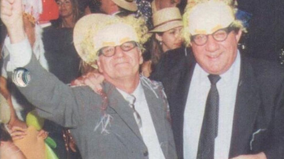 Carnaval carioca. El dueño de la financiera y el juez que lo investiga, en una fiesta en 2002.