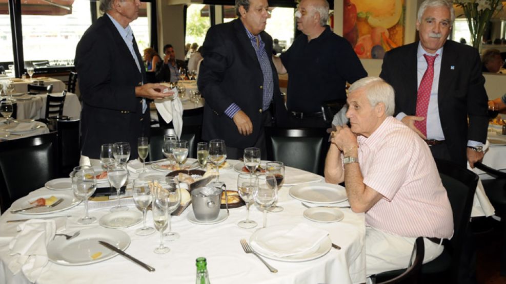 Con fe. Pablo Challú, Osvaldo Rial, Carlos Accaputo, Juan Carlos Lascurain y, sentado, el jefe metalúrgivo Antonio Caló, en una muy reservada comida acuerdista.