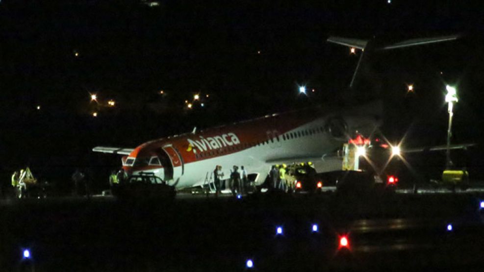 Peligro. El avión de Avianca Brasil fue socorrido en el aeropuerto.