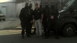 Guardaespaldas. Almirón, con ropa de policía, posa junto a un grupo de élite de la Policía de Santa Fe.   