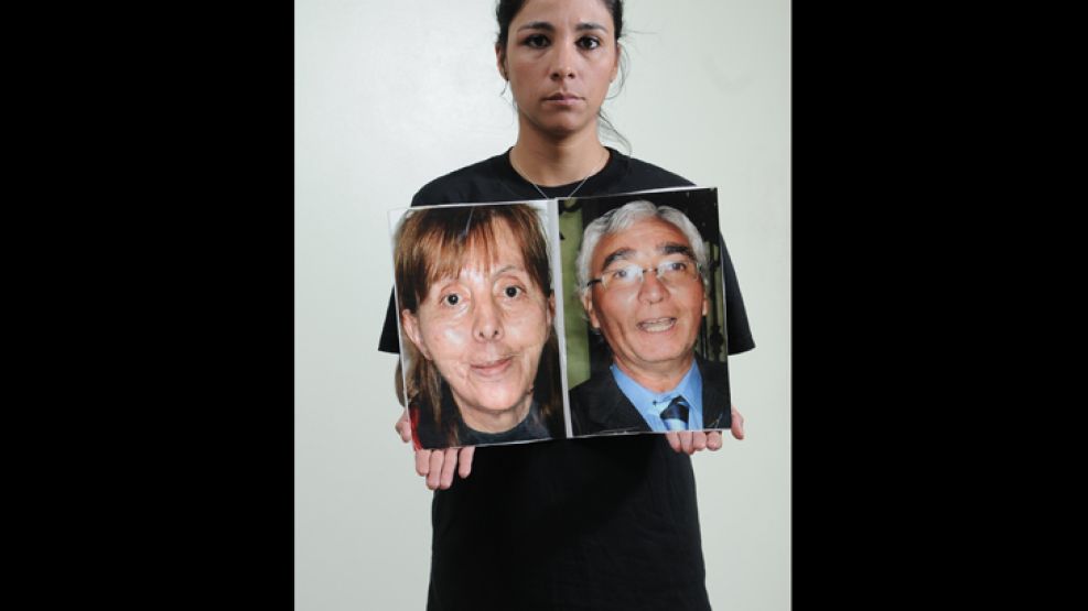 Acto. Rocío Aguirre lleva la imagen de sus padres a cada marcha.