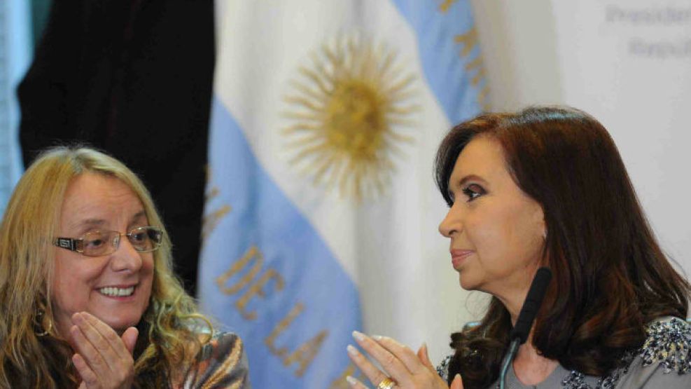 Alicia Kirchner, ministra de Desarrollo Social, se sentó junto a la mandataria durante todo el acto.