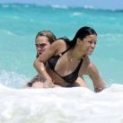 Cara Delevingne y Michelle Rodriguez en la playa (6)