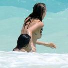 Cara Delevingne y Michelle Rodriguez en la playa (9)