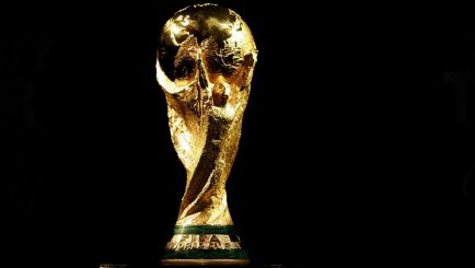 el-trofeo-de-copa-del-mundo-se-exhibe-en-chile-ante-mitica-seleccion-de-1962