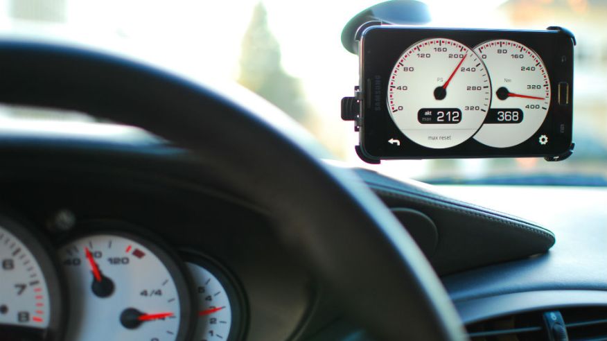 el-drivedeck-sport-pro-transmite-por-bluetooth-valores-de-potencia-momento-de-giro-aceleracion-lateral-o-masa-de-aire-en-tiempo-real-a-un-smartphone-android-o-iphone-credito-inatronic-gmbh-co-kg-inatronic-gmbh-co-kg-dpa-tmn