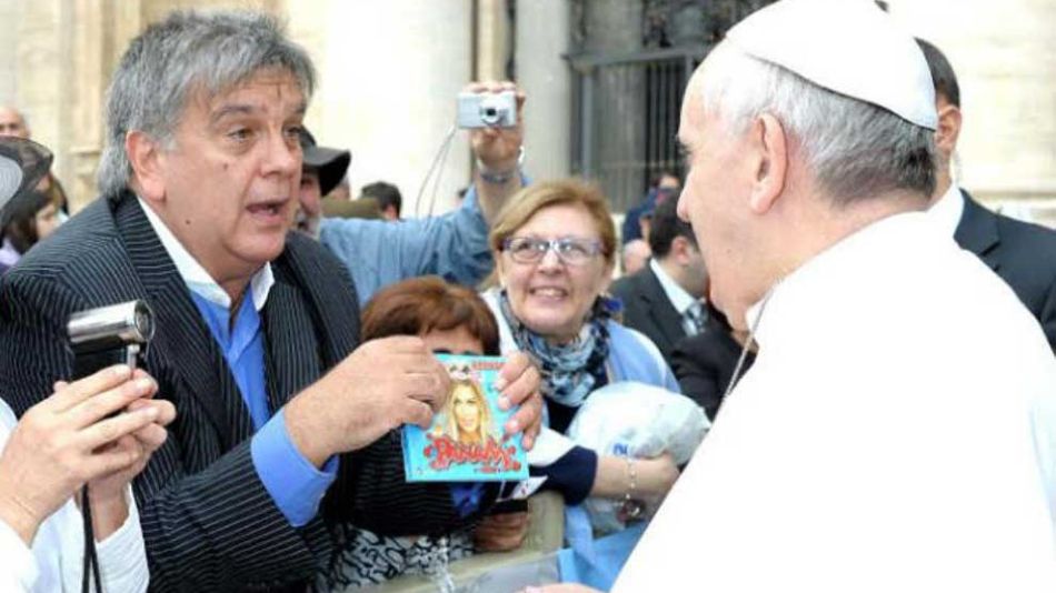 Luis Ventura le da el CD de Panam al Papa
