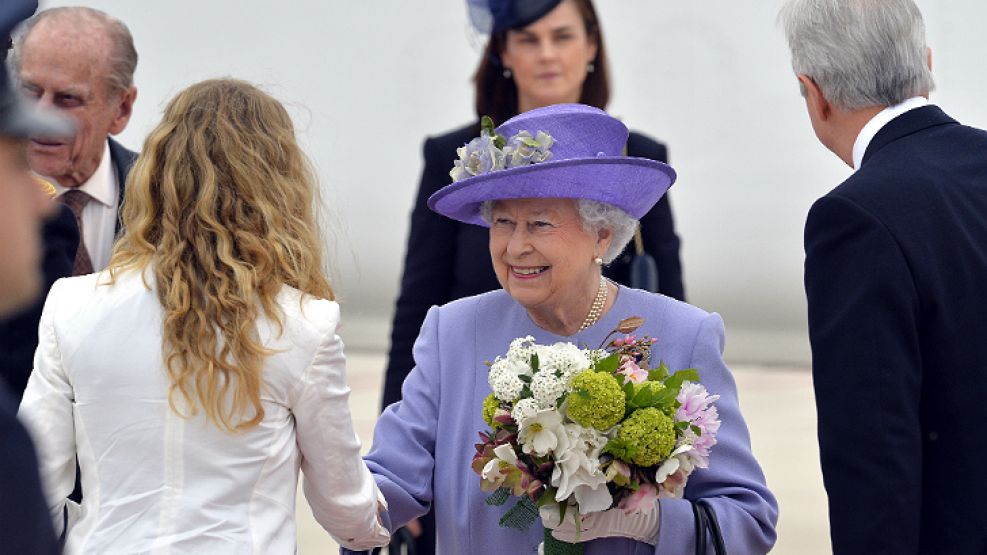 La reina de Inglaterra fue recibida por funcionarios italianos para su primer encuentro oficial: con el presidente de la República italiana, Giorgio Napolitano.