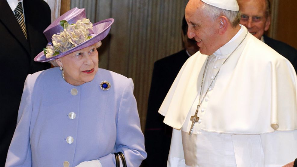 La reina Isabel II y el Papa Francisco intercambian miradas durante el encuentro en el Vaticano