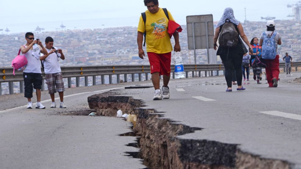 Iquique amaneció con accesos restringidos por grietas y derrumbes en la carretera.