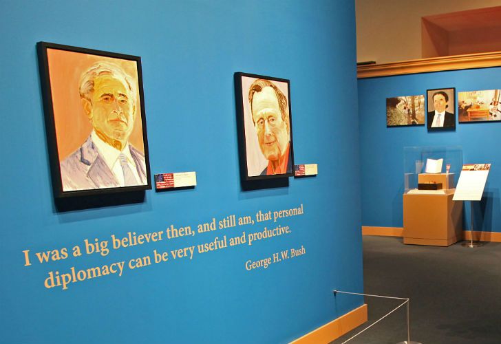 Bush padre y su hijo retratados en el Museo Presidencial en Dallas.