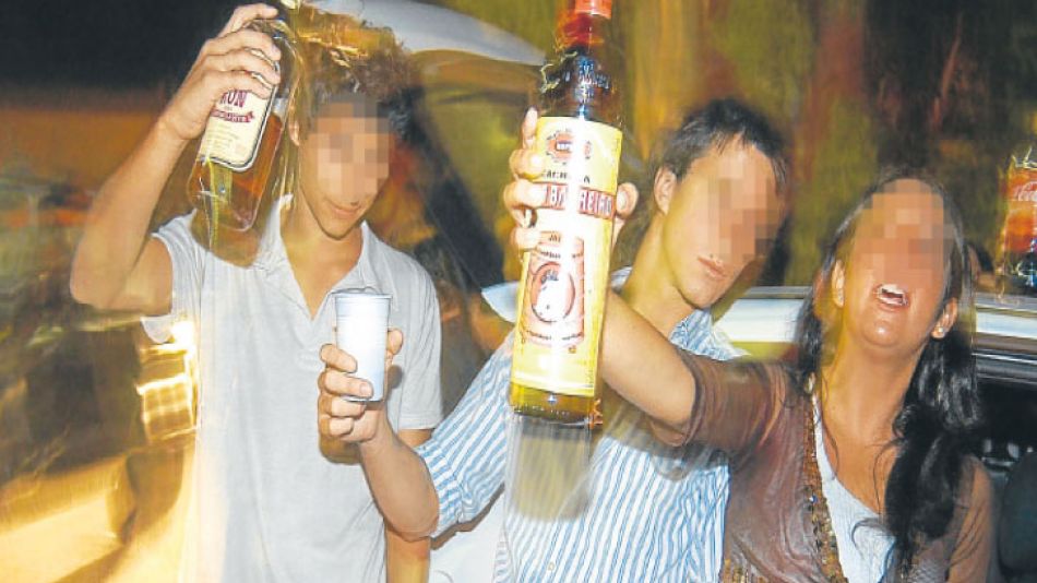 Mezcla. Según el estudio de DAAT un adolescente toma cerca de cuatro vasos de cerveza, uno de Fernet, dos de vodka, uno de energizante y champagne antes de salir.