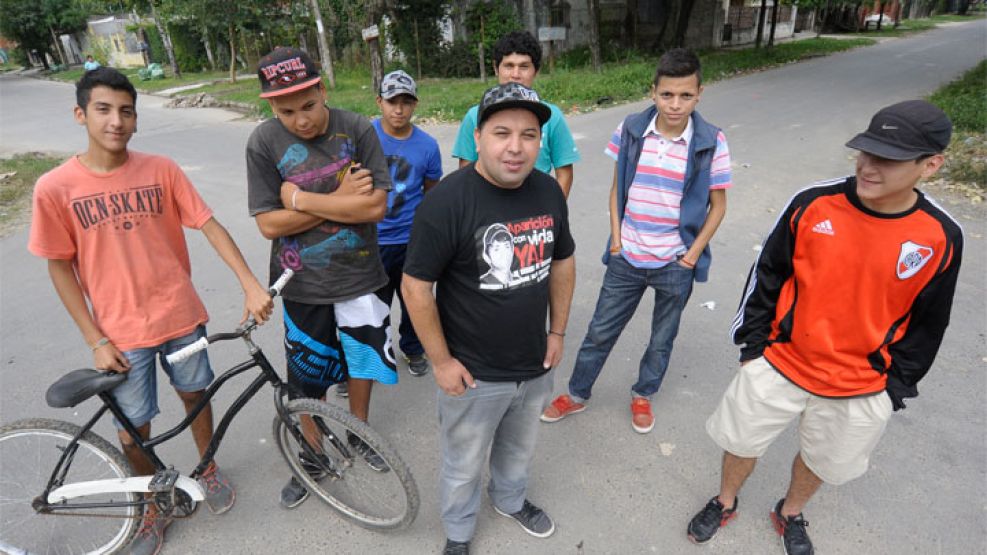La voz de los otros. Damián Quilici (centro), uno de los creadores del show Reíte o disparo, posa en su barrio Las Tunas, Tigre.