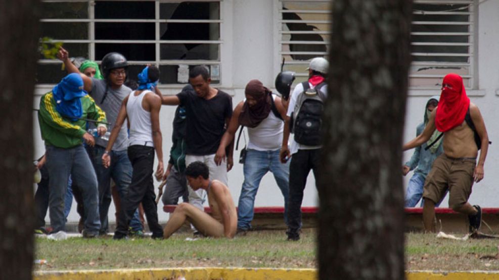 TORTURAS. Un joven estudiante fue golpeado y vejado el jueves en Caracas, en la sede de la UCV.