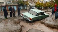 Neuquén. Inundaciones y miles de evacuados. En la fotografía, un auto sepultado por el barrio en el barrio "Villa Ceferino".