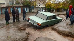 Neuquén. Inundaciones y miles de evacuados. En la fotografía, un auto sepultado por el barrio en el barrio "Villa Ceferino".