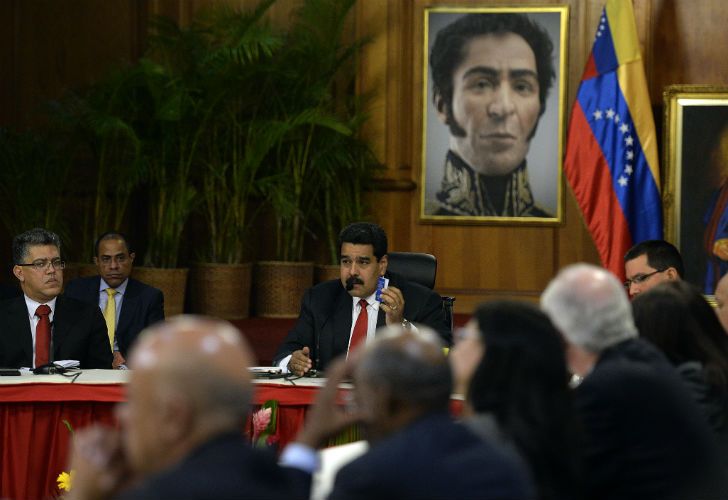 El presidente de Venezuela, Nicolás Maduro, comparte la mesa de diálogo con el líder de la oposición Hernán Capriles. 