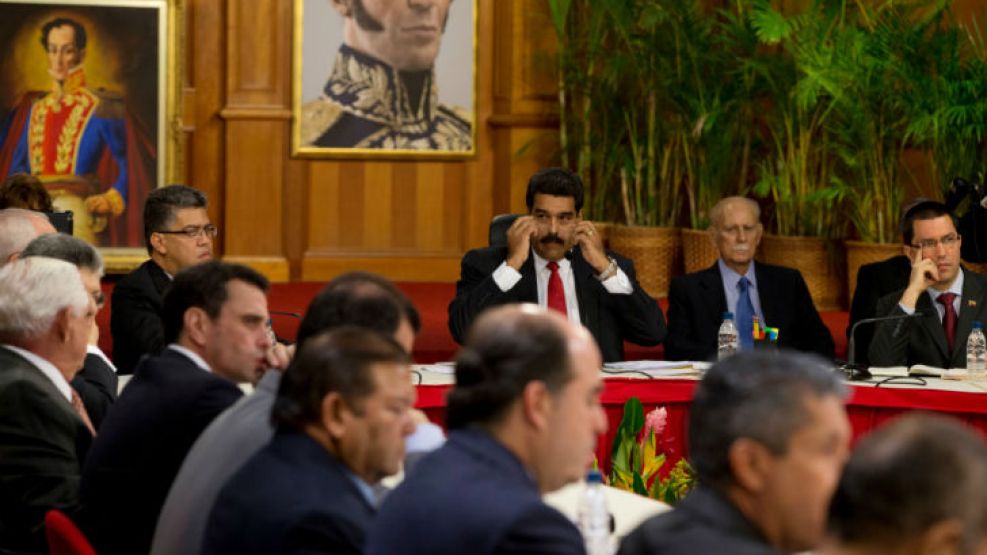 El presidente de Venezuela, Nicolás Maduro, comparte la mesa de diálogo con el líder de la oposición Hernán Capriles. 