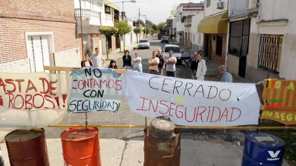 No pasarán. Los vecinos de la calle Manco Cápac, en el Bajo Flores, encararon su propia lucha contra el delito.