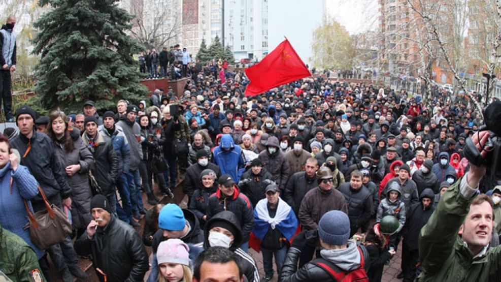 Tension. Manifestantes prorrusos, frente a una de las comisarías ocupadas en el este de Ucrania. 