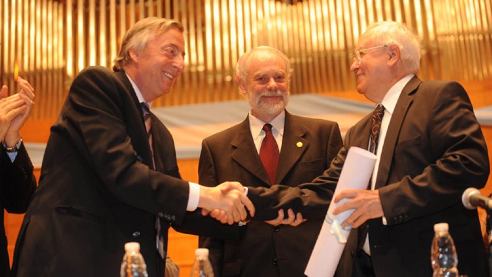 El filósofo sufrió un infarto en Sevilla. En 2010, Kirchner viajó a San Juan para distinguir a Laclau tras disertar en la provincia.