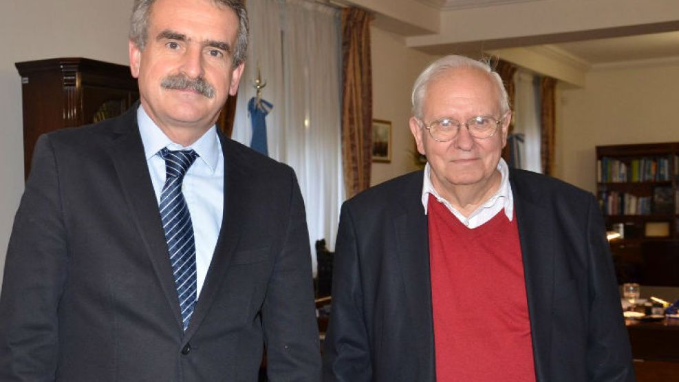 Agosto de 2013. Laclau visitó al flamante ministro de Defensa, Agustín Rossi, con quién construyó una fluída relación durante la crisis del Gobierno con el campo.