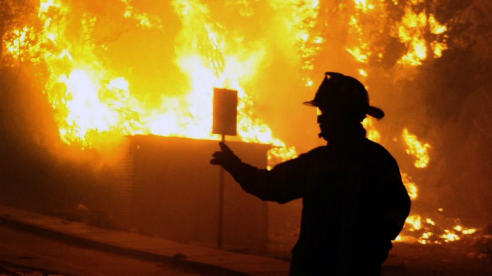 El incendio, iniciado el sábado, es el más grande registrado en Valparaíso desde 1953