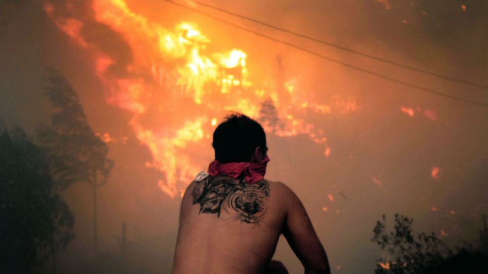El siniestro, que abarca ya unas 270 hectáreas, comenzó como un incendio forestal en el camino La Pólvora.