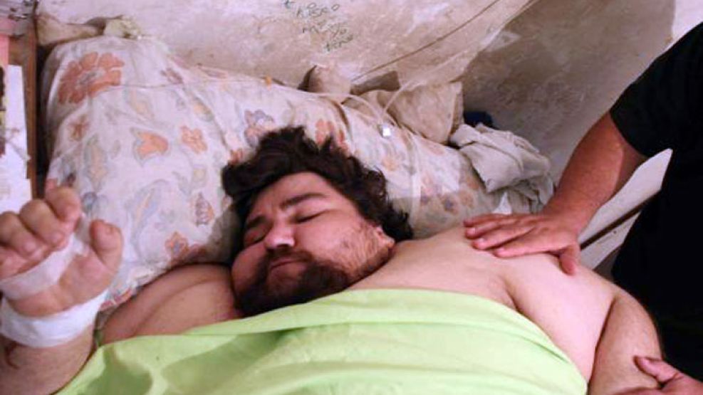 El hombre que estaba postrado por su obesidad murió durante la madrugada.