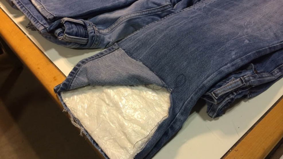 La droga se encontraba en paquetes cosidos y ocultos en el interior de cuatro pantalones de jean.