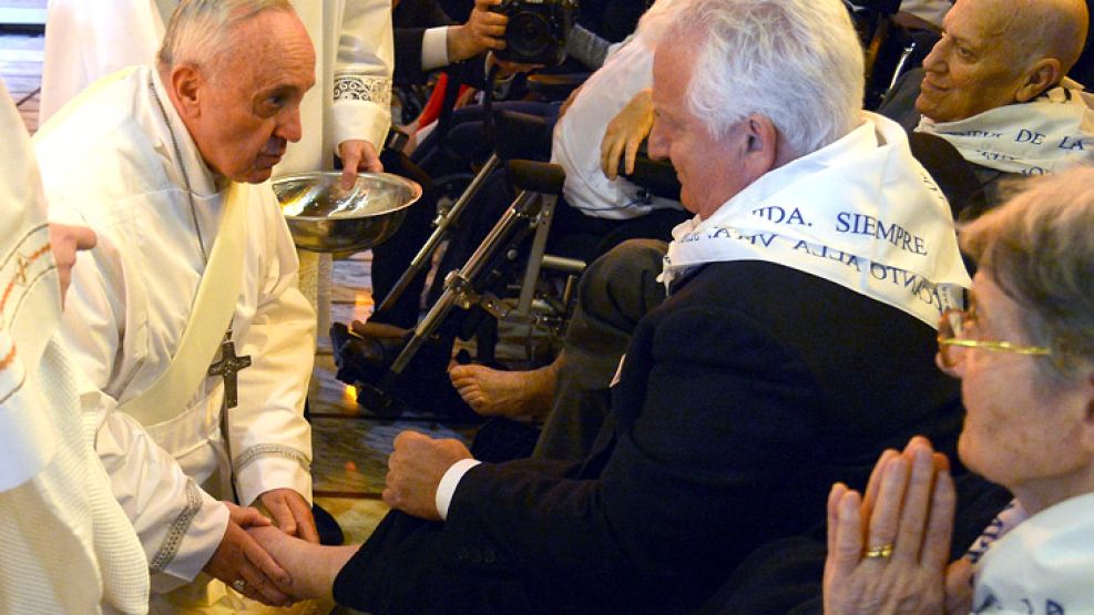 En el Centro Don Gnocchi de Via Casal del Marmo, en Roma, el papa celebró el rito del lavado de pies.