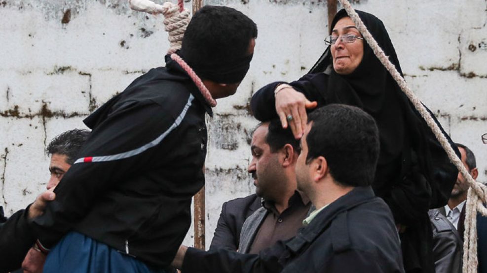 La madre de  Abdollah Hosseinzadeh abofetea a Balal y le perdona la vida, en lugar de patearle la silla.
