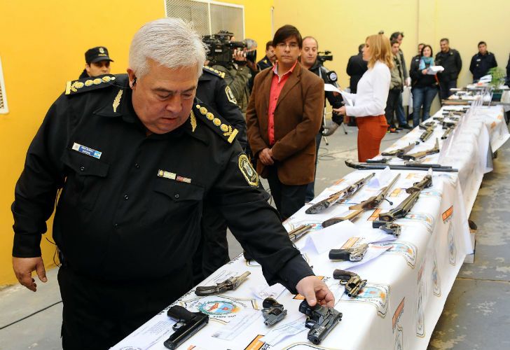 El jefe de la Policía Bonaerense, comisario general Hugo Matzkin, le mostró a la prensa las armas secuestradas. 