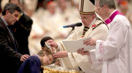 Bendición. Jorge Bergoglio bautizó personalmente a diez niños y adultos de todo el mundo.