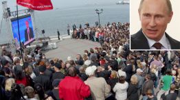 El primer comunicador. Cientos de prorrusos escuchan el mensaje del ex jefe de la KGB en la base naval de Sebastopol, en la península de Crimea.