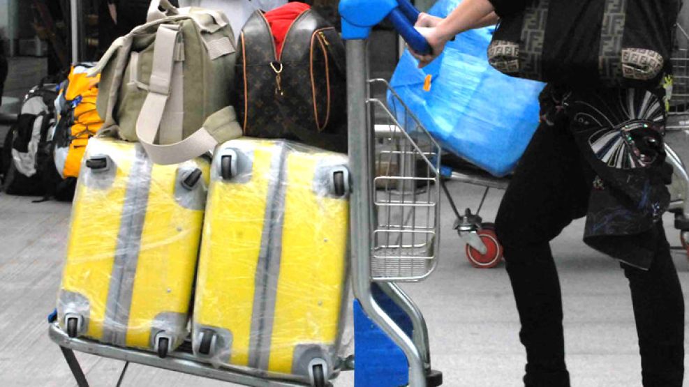 Los pasajeros saben que en Ezeiza y Aeroparque, suelen abrir equipajes.