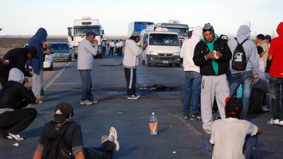 Manifestantes se rociaron con nafta en el corte de ruta en Huincul.