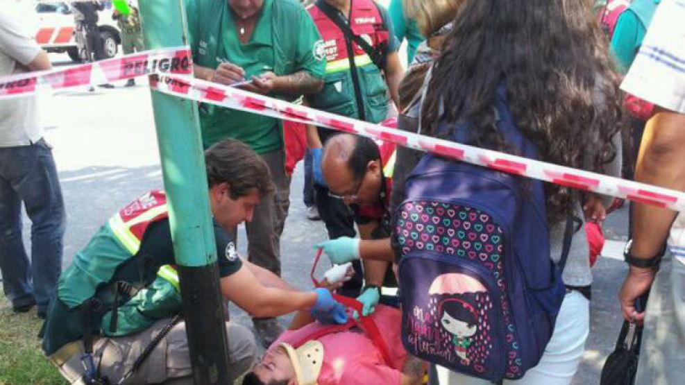 El colectivo involucrado es un interno de la línea 28 que embistió contra una camioneta, subió a una plazoleta e impactó contra un árbol. 