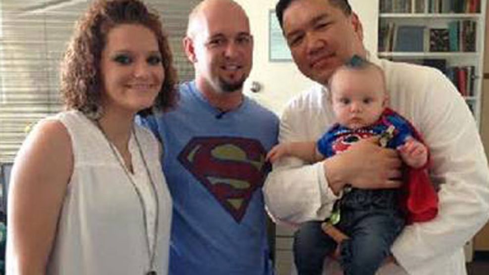Mike Moore, con la remera de Superman, acompañado por su mujer, el médico que lo operó y su hijo Memphis. 