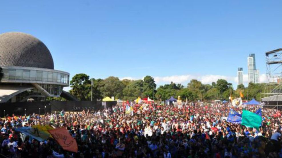 Los más de 10.000 jóvenesescucharon en absoluto silencio un mensaje de unos veinte minutos que el Sumo Pontífice.