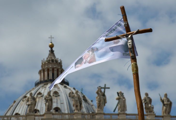 Dos íconos de la iglesia católica del siglo XX, el italiano Angelo Roncalli (Juan XXIII) y el polaco Karol Wojtyla (Juan Pablo II), admirados por Francisco, serán proclamados santos en una ceremonia inédita.