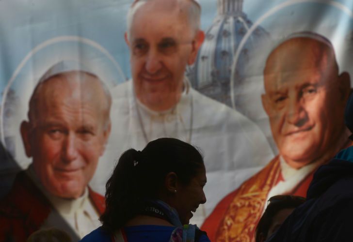 Dos íconos de la iglesia católica del siglo XX, el italiano Angelo Roncalli (Juan XXIII) y el polaco Karol Wojtyla (Juan Pablo II), admirados por Francisco, serán proclamados santos en una ceremonia inédita.