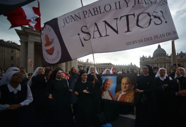 Dos íconos de la iglesia católica del siglo XX, el italiano Angelo Roncalli (Juan XXIII) y el polaco Karol Wojtyla (Juan Pablo II), admirados por Francisco, serán proclamados santos en una ceremonia inédita.