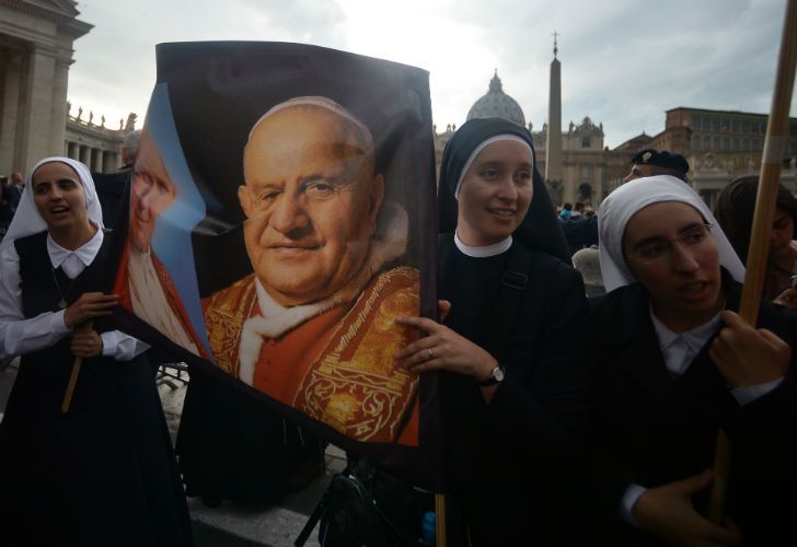 Dos íconos de la iglesia católica del siglo XX, el italiano Angelo Roncalli (Juan XXIII) y el polaco Karol Wojtyla (Juan Pablo II), admirados por Francisco, serán proclamados santos en una ceremonia inédita.