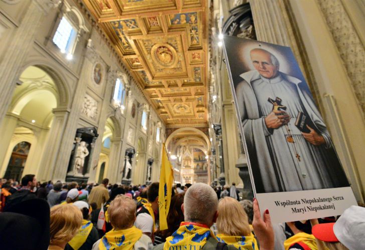 Dos íconos de la iglesia católica del siglo XX, el italiano Angelo Roncalli (Juan XXIII) y el polaco Karol Wojtyla (Juan Pablo II), admirados por Francisco, serán proclamados santos en una ceremonia inédita.