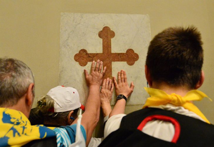 Dos íconos de la iglesia católica del siglo XX, el italiano Angelo Roncalli (Juan XXIII) y el polaco Karol Wojtyla (Juan Pablo II), admirados por Francisco, serán proclamados santos en una ceremonia inédita.