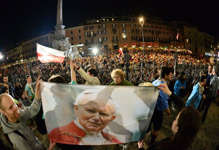 Dos íconos de la iglesia católica del siglo XX, el italiano Angelo Roncalli (Juan XXIII) y el polaco Karol Wojtyla (Juan Pablo II), admirados por Francisco, serán proclamados santos en una ceremonia inédita.