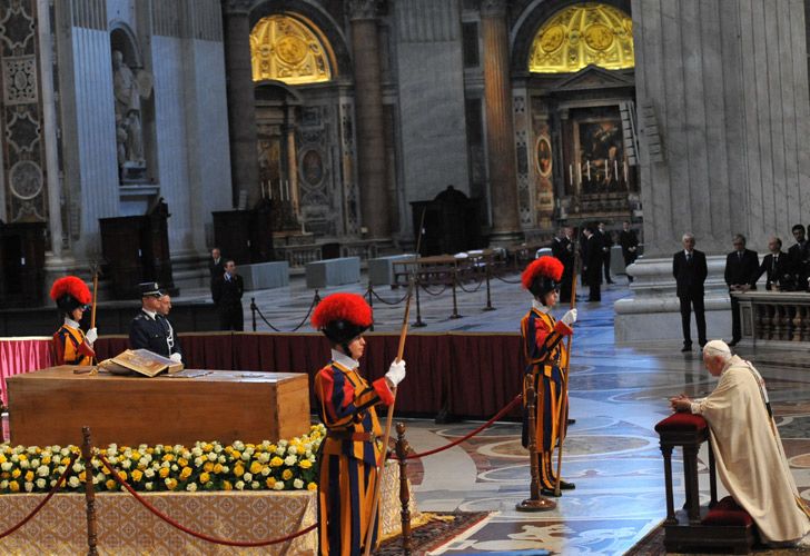 El papa Benedicto II reza ante el féretro de su antecesor.