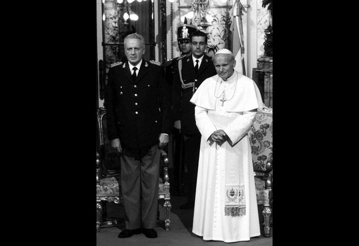 Juan Pablo II en su primera visita a la Argentina junto al presidente de facto, Leopoldo Galtieri, en 1982. 