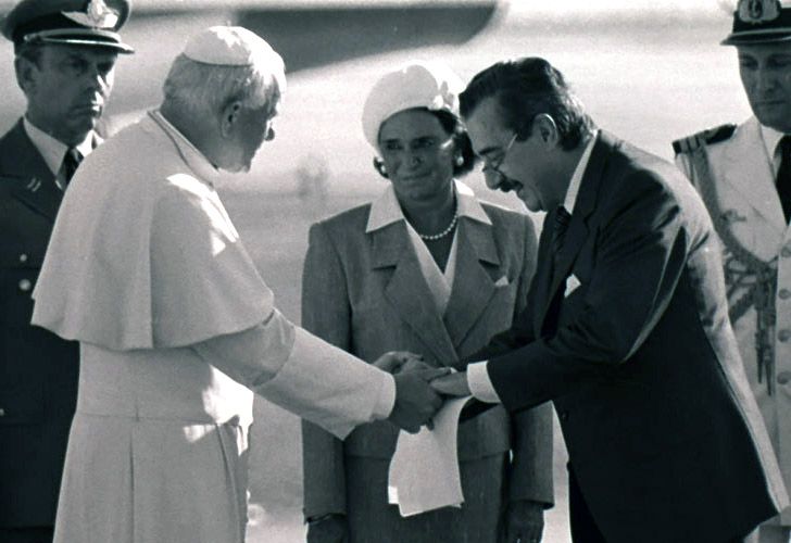 Juan Pablo II es recibido en 1987 en el Aeroparque Jorge Newbery por el entonces presidente Raúl Alfonsín y su esposa.